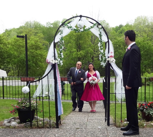 https://www.ottawaweddingmagazine.com/wp-content/uploads/2013/05/walking-under-arch.jpg