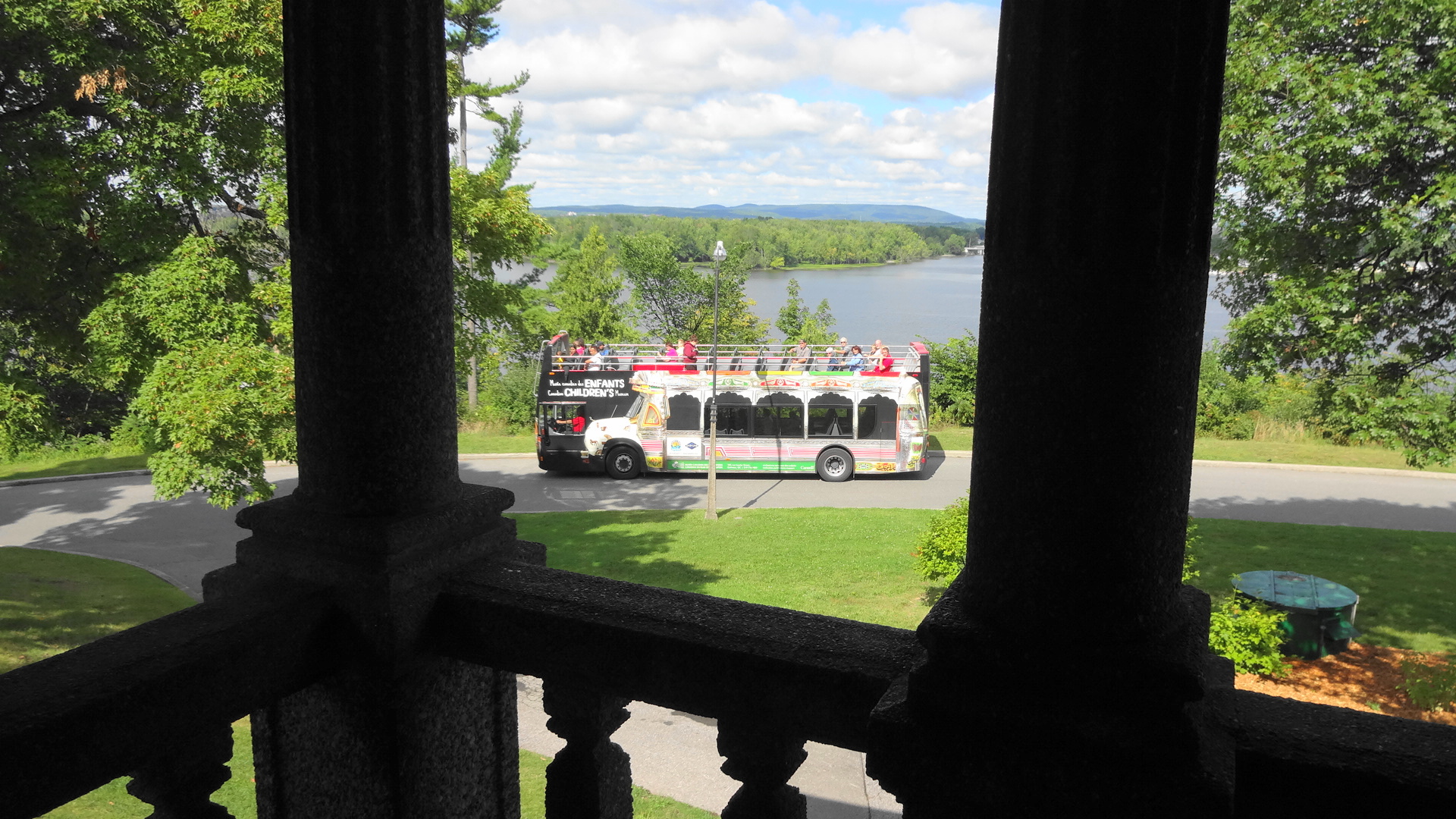 https://www.ottawaweddingmagazine.com/wp-content/uploads/2013/08/tour-bus.jpg