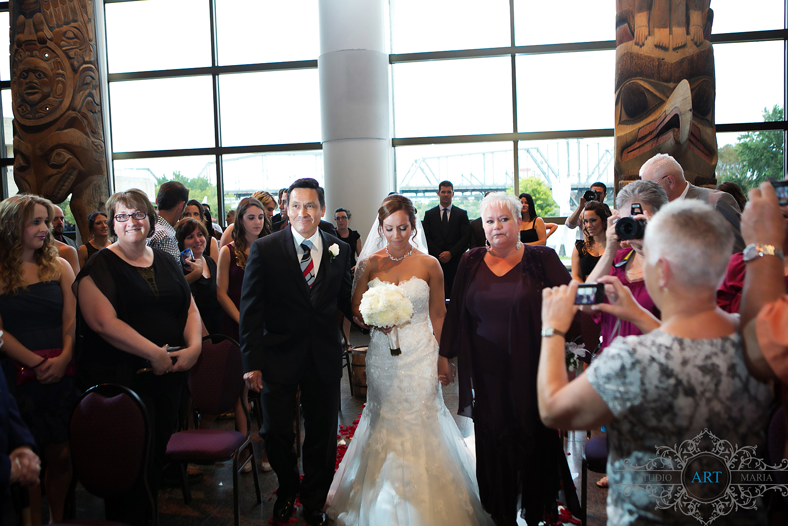 https://www.ottawaweddingmagazine.com/wp-content/uploads/2013/11/wedding-pictures-717.jpg