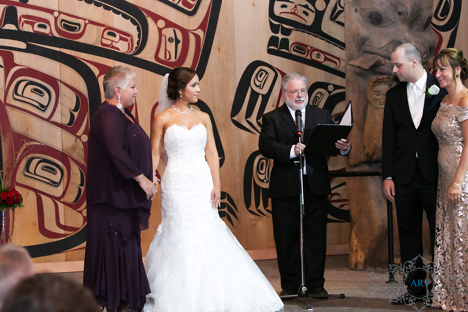 https://www.ottawaweddingmagazine.com/wp-content/uploads/2013/11/wedding-pictures-780.jpg