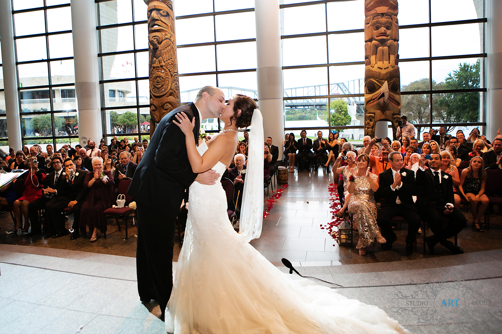 https://www.ottawaweddingmagazine.com/wp-content/uploads/2013/11/wedding-pictures-835.jpg