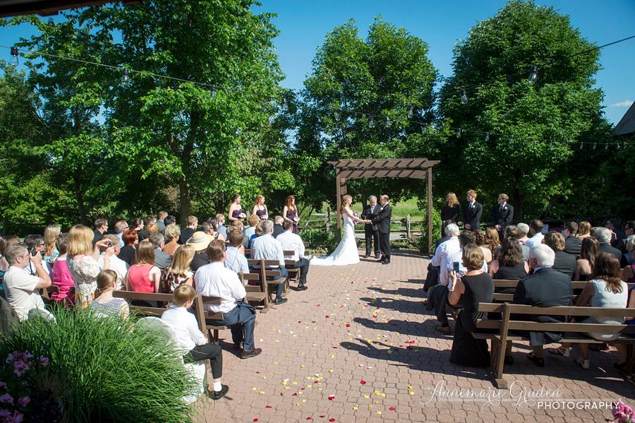 https://www.ottawaweddingmagazine.com/wp-content/uploads/2014/07/wedding-strathmere.jpg