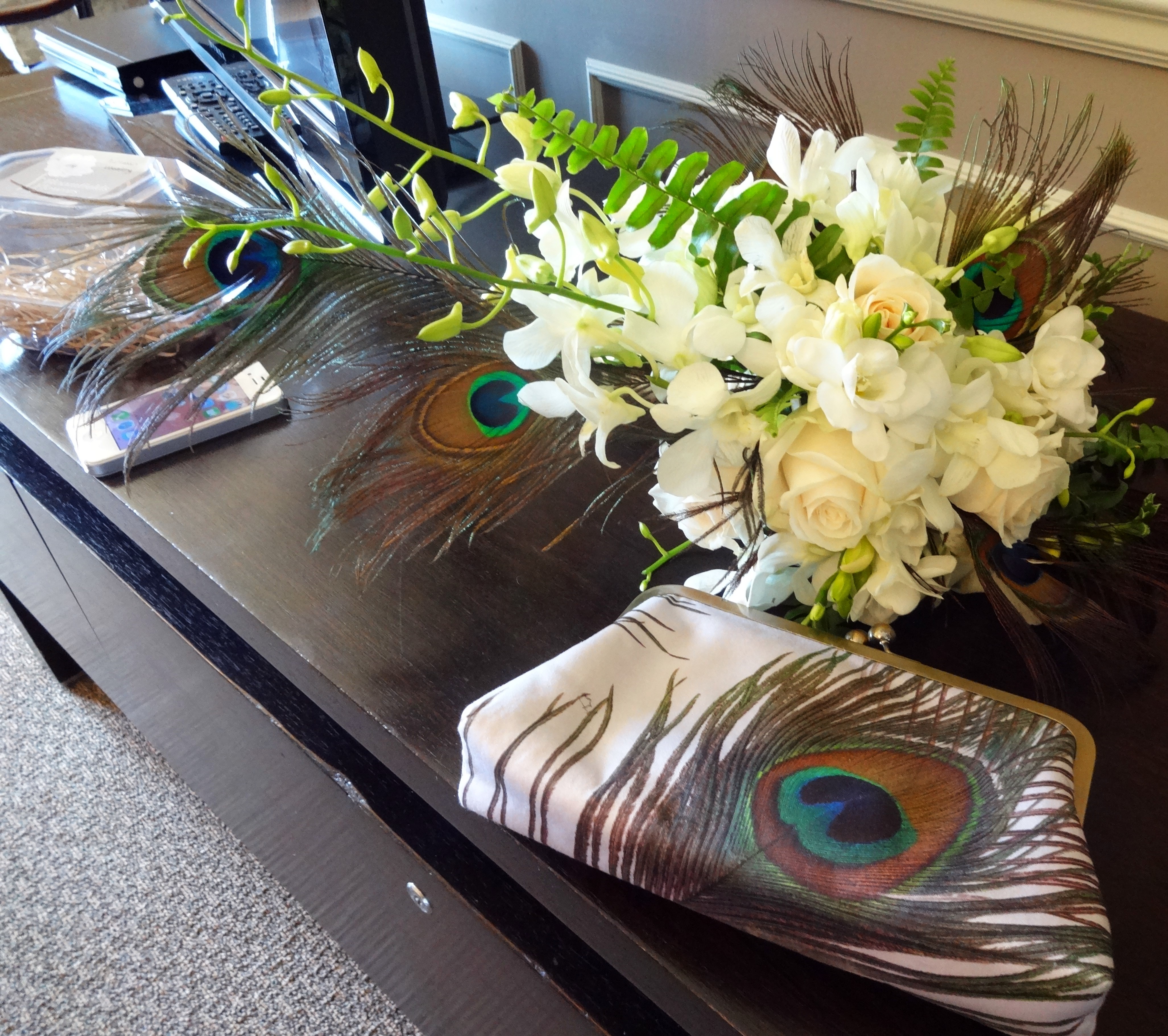 https://www.ottawaweddingmagazine.com/wp-content/uploads/2014/09/purse-and-flowers.jpg